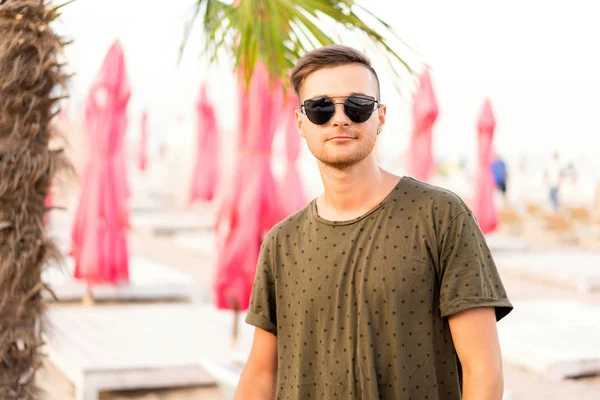 Ragazzo Moda Sulla Spiaggia Piedi Occhiali Sole — Foto Stock