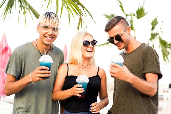 Drie Vrienden Vrolijke Bedrijf Rust Een Tropisch Strand Drink Cocktails — Stockfoto