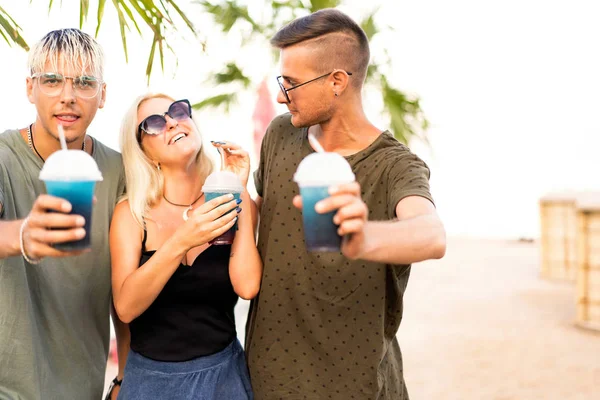 Tres Amigos Alegre Compañía Descansar Una Playa Tropical Beber Cócteles — Foto de Stock