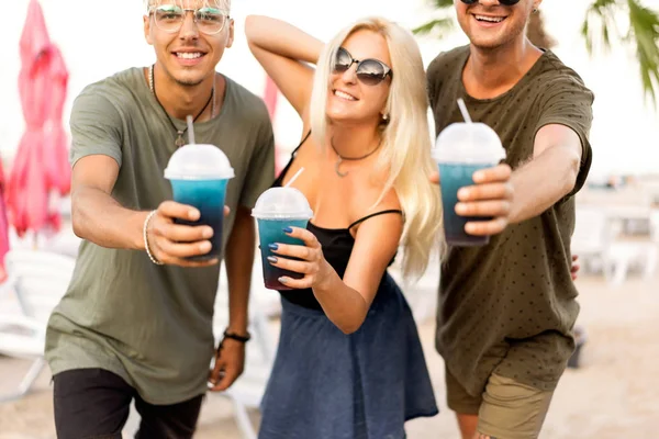 Three Friends Cheerful Company Rest Tropical Beach Drink Cocktails Very — Stock Photo, Image
