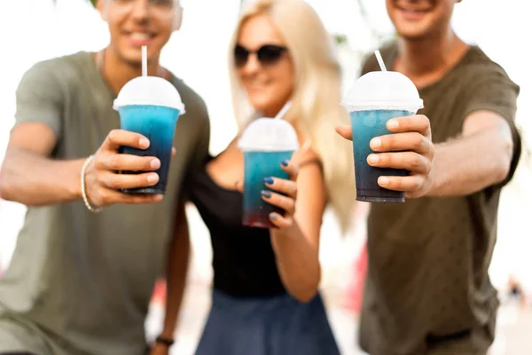 Trei Prieteni Companie Vesel Odihnă Plajă Tropicală Bea Cocktail Uri — Fotografie, imagine de stoc