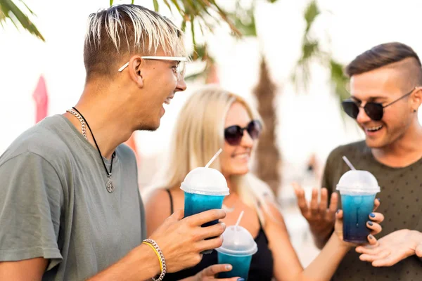 Tres Amigos Alegre Compañía Descansar Una Playa Tropical Beber Cócteles — Foto de Stock