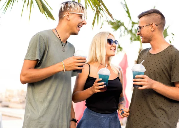 三朋友愉快的公司休息在热带海滩和喝鸡尾酒 杂志概念 — 图库照片