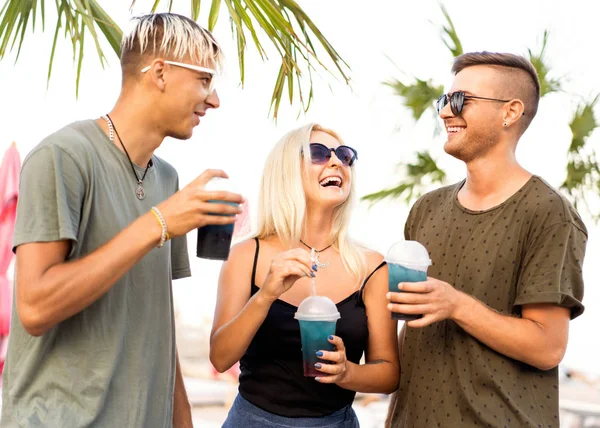 Τρεις Φίλοι Χαρούμενα Εταιρείας Υπόλοιπο Μια Τροπική Παραλία Και Ποτό — Φωτογραφία Αρχείου