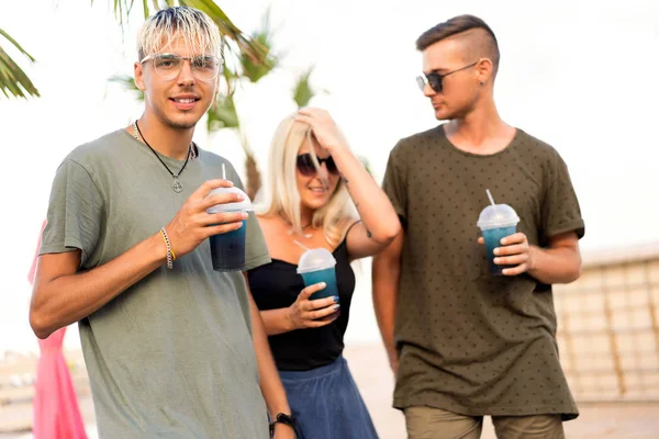 三朋友愉快的公司休息在热带海滩和饮料鸡尾酒 杂志概念 — 图库照片