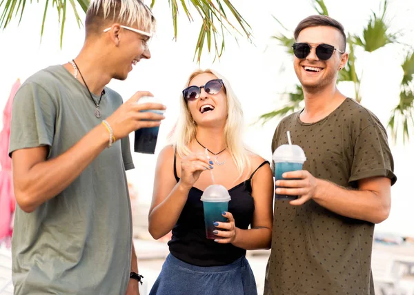 Three Friends Cheerful Company Rest Tropical Beach Drink Cocktails Very — Stock Photo, Image