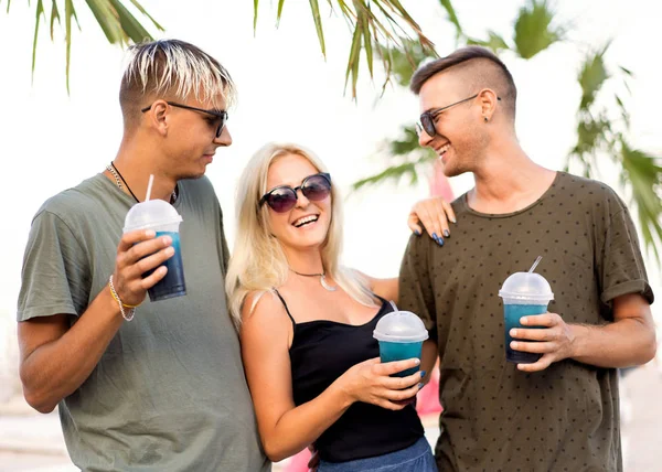 Three Friends Cheerful Company Rest Tropical Beach Drink Cocktails Magazine — Stock Photo, Image