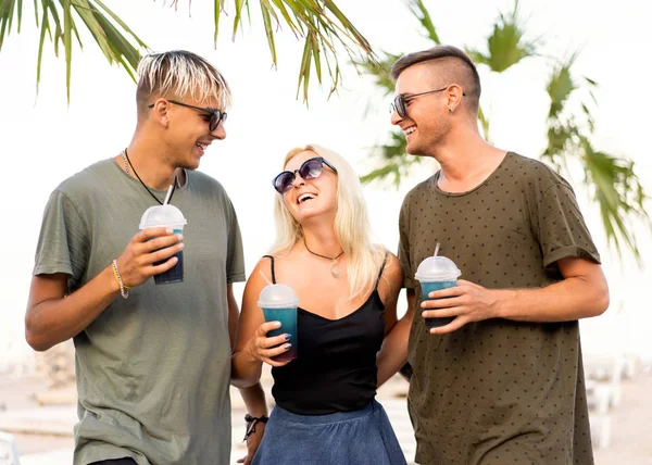 Tres Amigos Alegre Compañía Descanso Una Playa Tropical Beber Cócteles — Foto de Stock