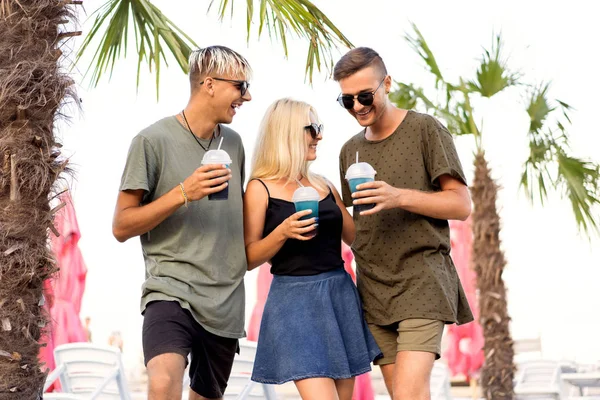 Drie Vrienden Vrolijke Bedrijf Rust Een Tropisch Strand Drink Cocktails — Stockfoto