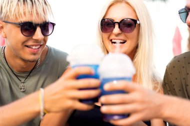 üç arkadaş sahilde kokteyl eğlenceli içme