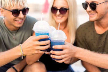 üç arkadaş sahilde kokteyl eğlenceli içme