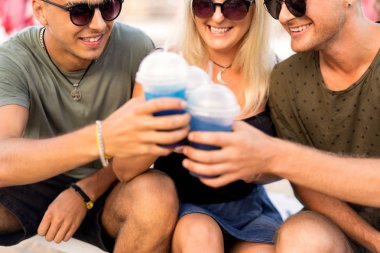 üç arkadaş sahilde kokteyl eğlenceli içme