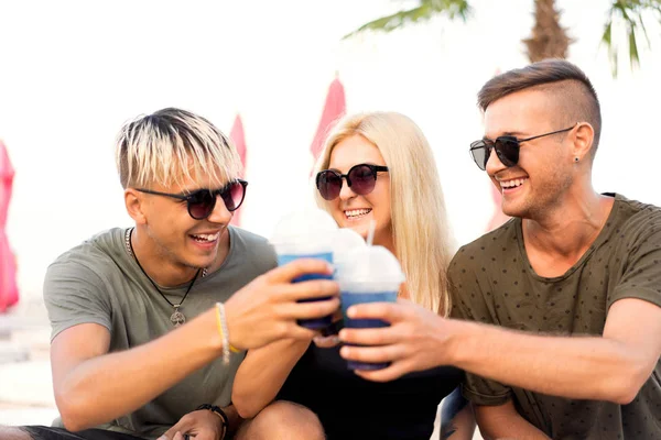 三朋友在海滩喝鸡尾酒乐趣 — 图库照片