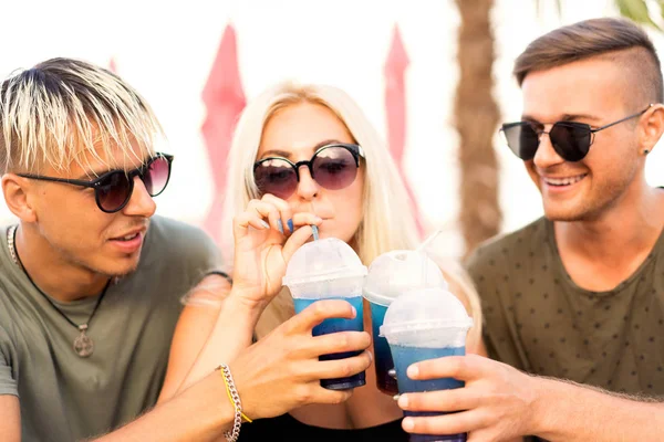 Tres Amigos Playa Beber Cócteles Diversión — Foto de Stock