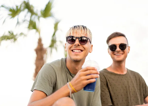 Zwei Jungs Trinken Cocktails Einem Tropischen Strand — Stockfoto