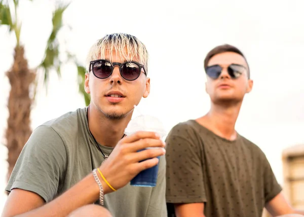 Dois Caras Beber Coquetéis Uma Praia Tropical — Fotografia de Stock