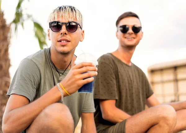 Due Ragazzi Bevono Cocktail Una Spiaggia Tropicale — Foto Stock