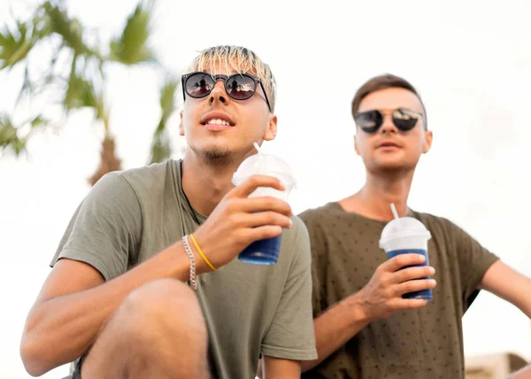 Two Guys Drink Cocktails Tropical Beach — Stock Photo, Image