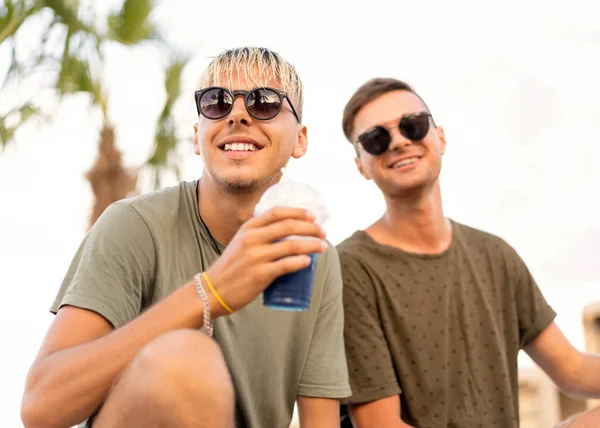 Dva Chlapi Pít Koktejly Tropické Pláži — Stock fotografie