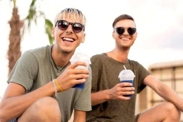 Dos Chicos Beben Cócteles Una Playa Tropical — Foto de Stock