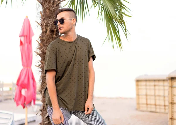 Μόδας Guy Την Παραλία Περπατώντας Στα Γυαλιά Ηλίου — Φωτογραφία Αρχείου