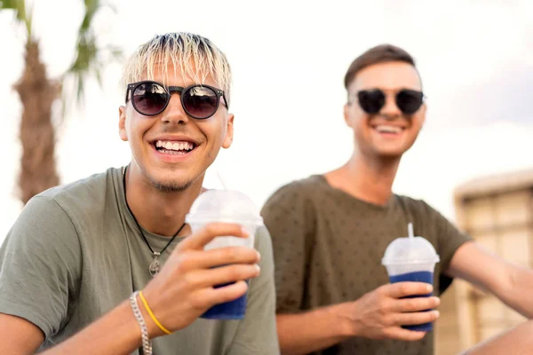 Zwei Jungs Trinken Cocktails Einem Tropischen Strand — Stockfoto