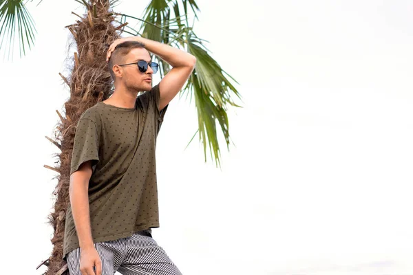 Modetyp Strand Mit Sonnenbrille — Stockfoto