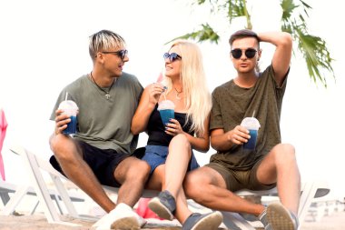 üç arkadaş sahilde kokteyl eğlenceli içme