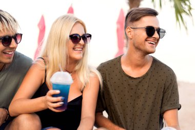 üç arkadaş sahilde kokteyl eğlenceli içme