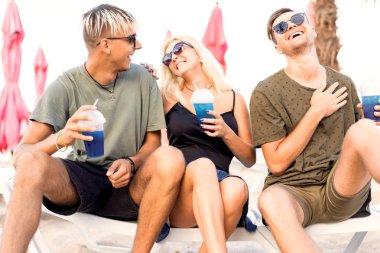 üç arkadaş sahilde kokteyl eğlenceli içme