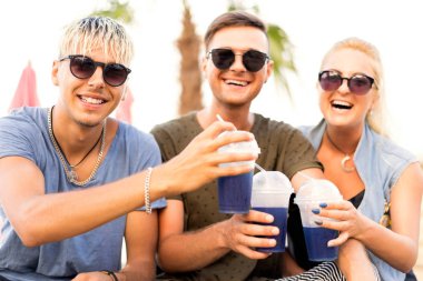 üç arkadaş sahilde kokteyl eğlenceli içme