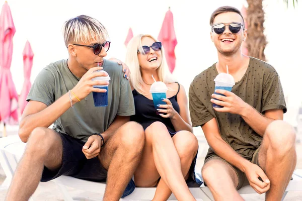 Three Friends Beach Drinking Cocktails Fun — Stock Photo, Image