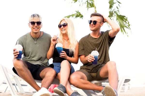 Drie Vrienden Het Drinken Van Cocktails Leuk Strand — Stockfoto