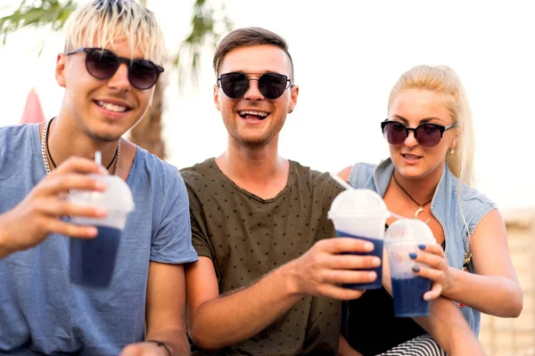 Τρεις Φίλοι Στην Παραλία Πίνοντας Κοκτέιλ Διασκέδαση — Φωτογραφία Αρχείου