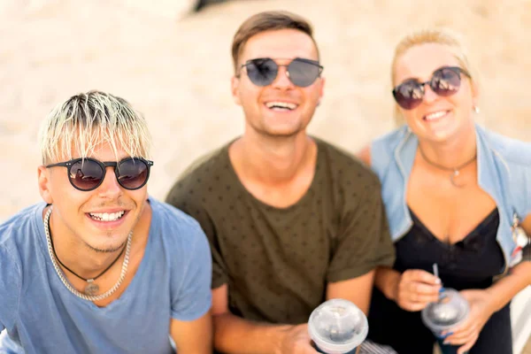 Drie Vrienden Het Drinken Van Cocktails Leuk Strand — Stockfoto