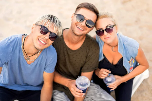 Tre Amici Sulla Spiaggia Bere Cocktail Divertimento — Foto Stock