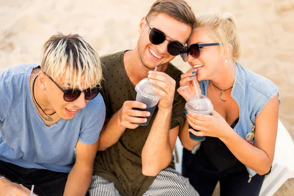 Drie Vrienden Het Drinken Van Cocktails Leuk Strand — Stockfoto