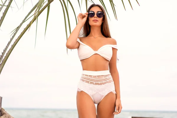 Girl Lies Tropical Beach Pink Sun Loungers — Stock Photo, Image