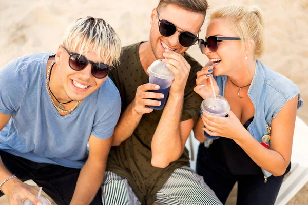 Τρεις Φίλοι Στην Παραλία Πίνοντας Κοκτέιλ Διασκέδαση — Φωτογραφία Αρχείου