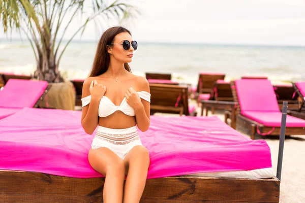 Girl Lies Tropical Beach Pink Sun Loungers — Stock Photo, Image