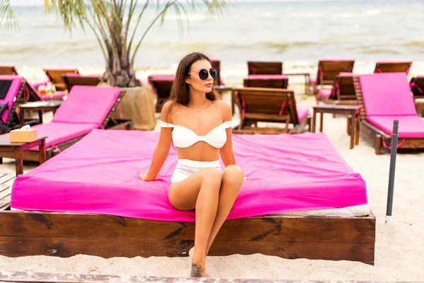 Girl Lies Tropical Beach Pink Sun Loungers — Stock Photo, Image