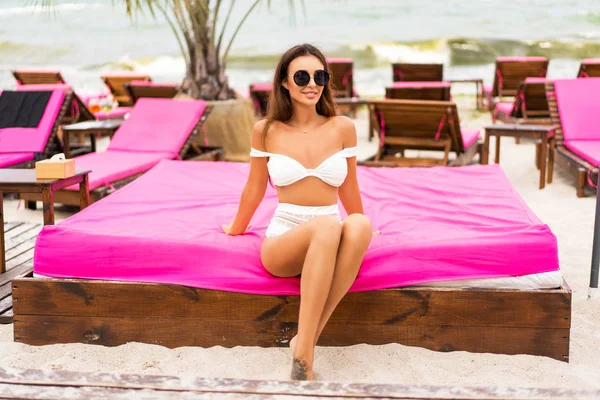 Ragazza Trova Una Spiaggia Tropicale Lettini Rosa — Foto Stock