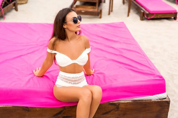 Mädchen Liegt Tropischen Strand Auf Rosa Liegestühlen — Stockfoto