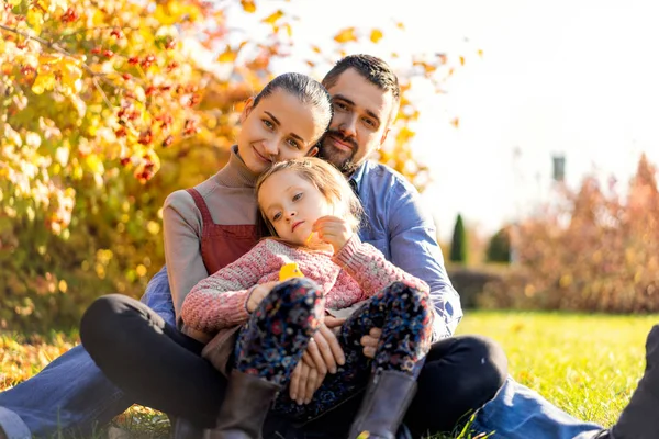 Familienspaziergang Herbstpark Bei Sonnenuntergang — Stockfoto