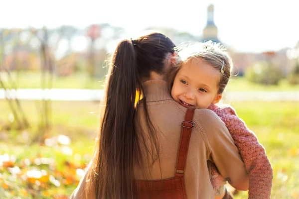 Mor Och Dotter Leker Parken Hösten — Stockfoto