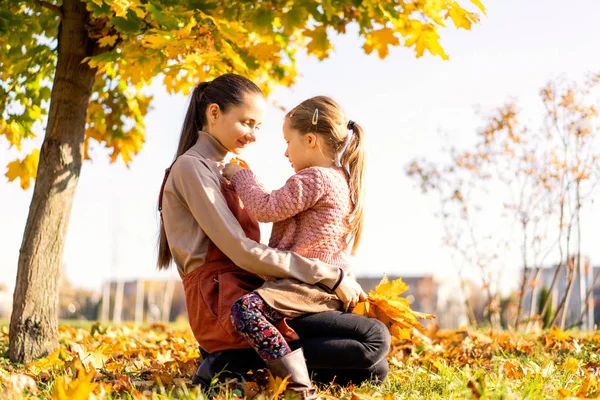 Matka Córka Grając Parku Jesień — Zdjęcie stockowe