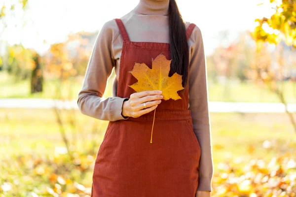 Mädchen Hält Bei Sonnenuntergang Ein Gelbes Blatt Herbstpark Der Hand — Stockfoto