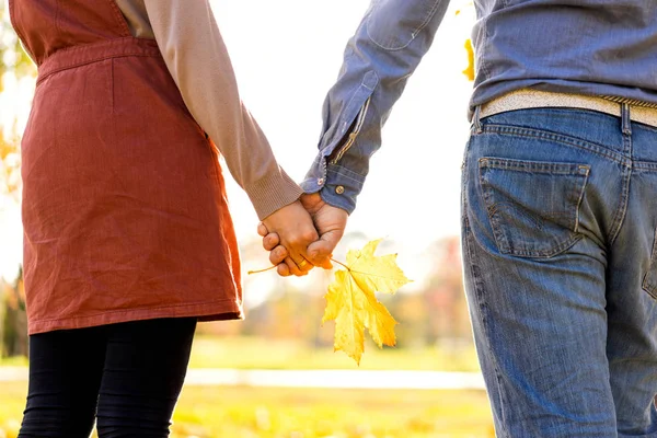 Giovane Coppia Innamorata Passeggiare Nel Parco Autunnale Tenendosi Mano Guardando — Foto Stock