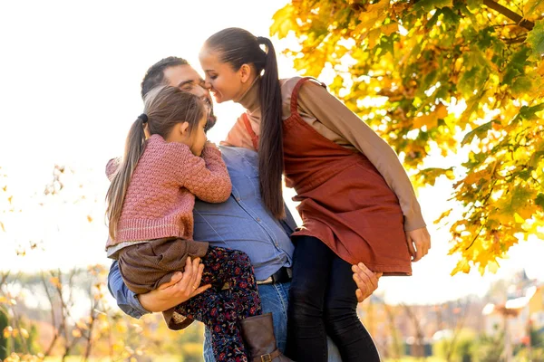 Promenade Famille Dans Parc Automne Coucher Soleil — Photo