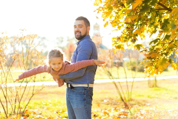 Papa Fille Dans Parc Automne Jouer Rire — Photo